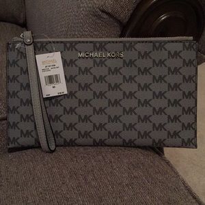 🌸 Michael Kors - Large Zip Clutch